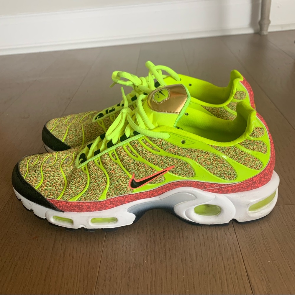 Women’s Air Max Plus SE ‘Volt black hot punch’